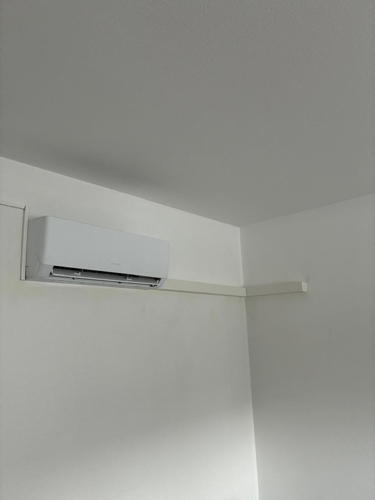 Klimagerät im Schlafzimmer einer Mietwohnung