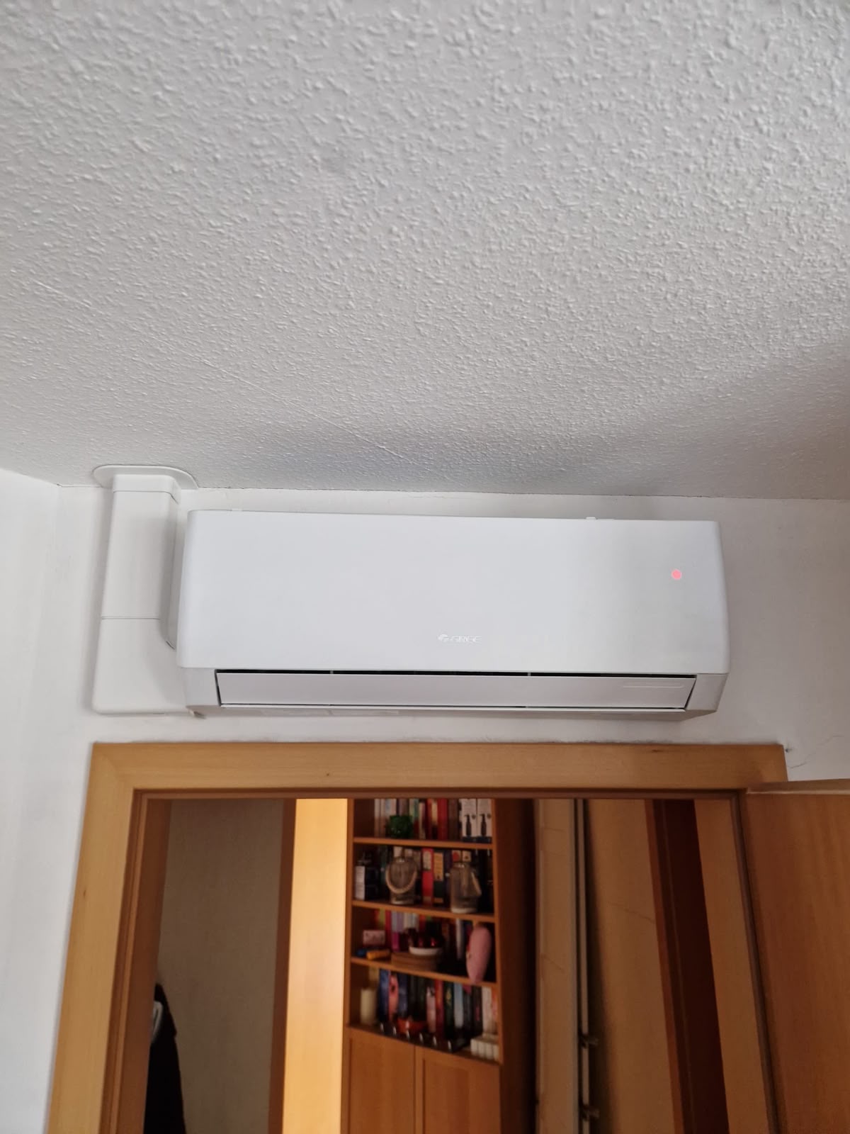 Klimagerät im Schlafzimmer des Einfamilienhauses