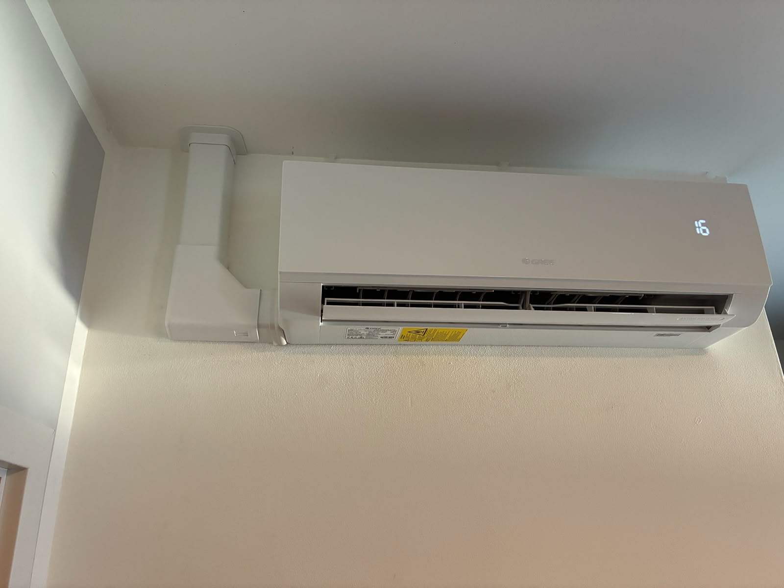 Detailaufnahme eines installierten Klimageräts