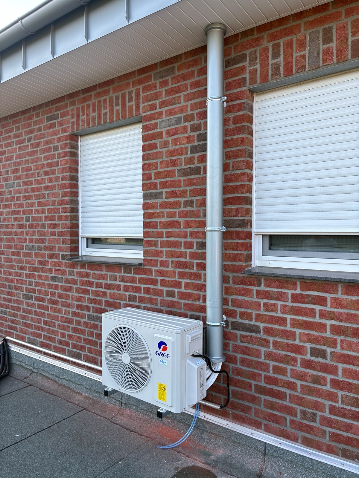 Seitliche Ansicht des Außengeräts am Einfamilienhaus
