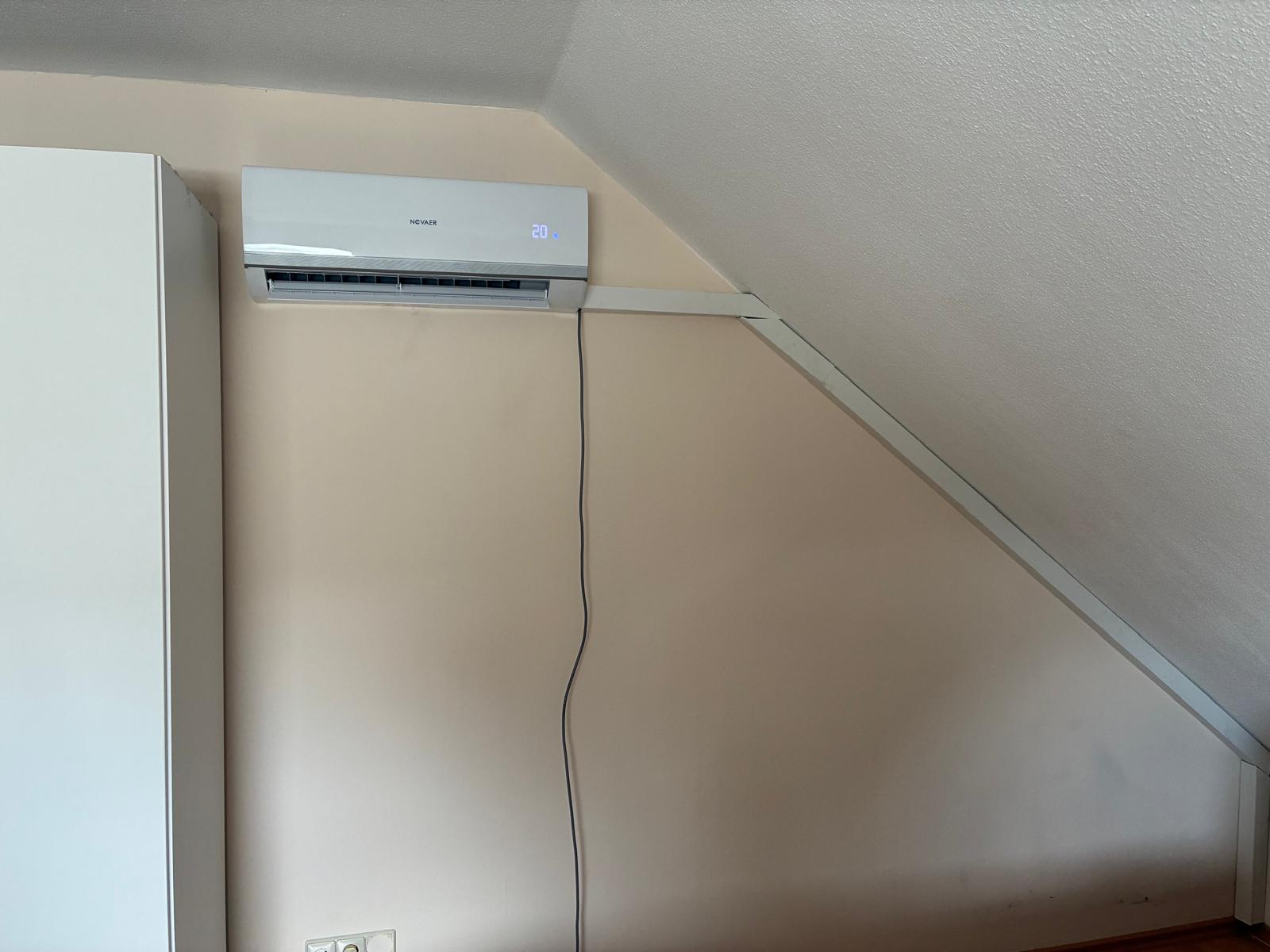 Klimagerät in einem Zimmer mit Dachschräge