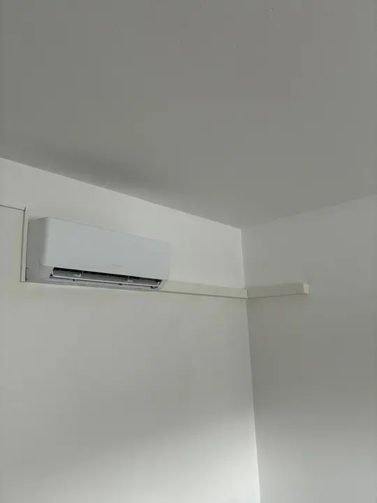 Klimagerät im Schlafzimmer einer Mietwohnung