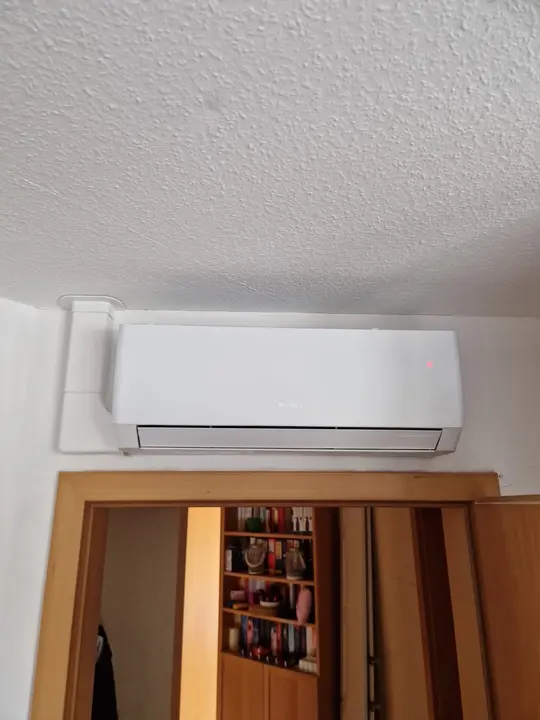 Klimagerät im Schlafzimmer des Einfamilienhauses