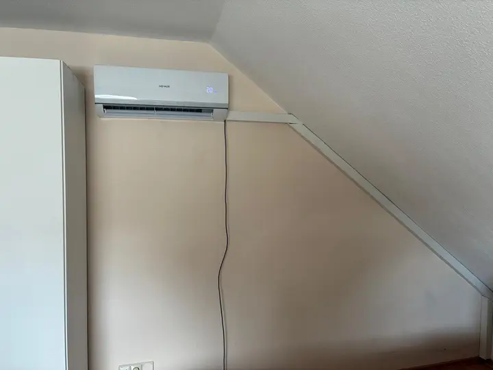 Klimagerät in einem Zimmer mit Dachschräge