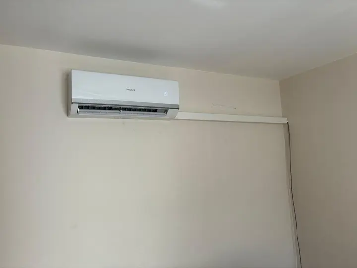 Klimagerät in einem weiteren Zimmer des Einfamilienhauses